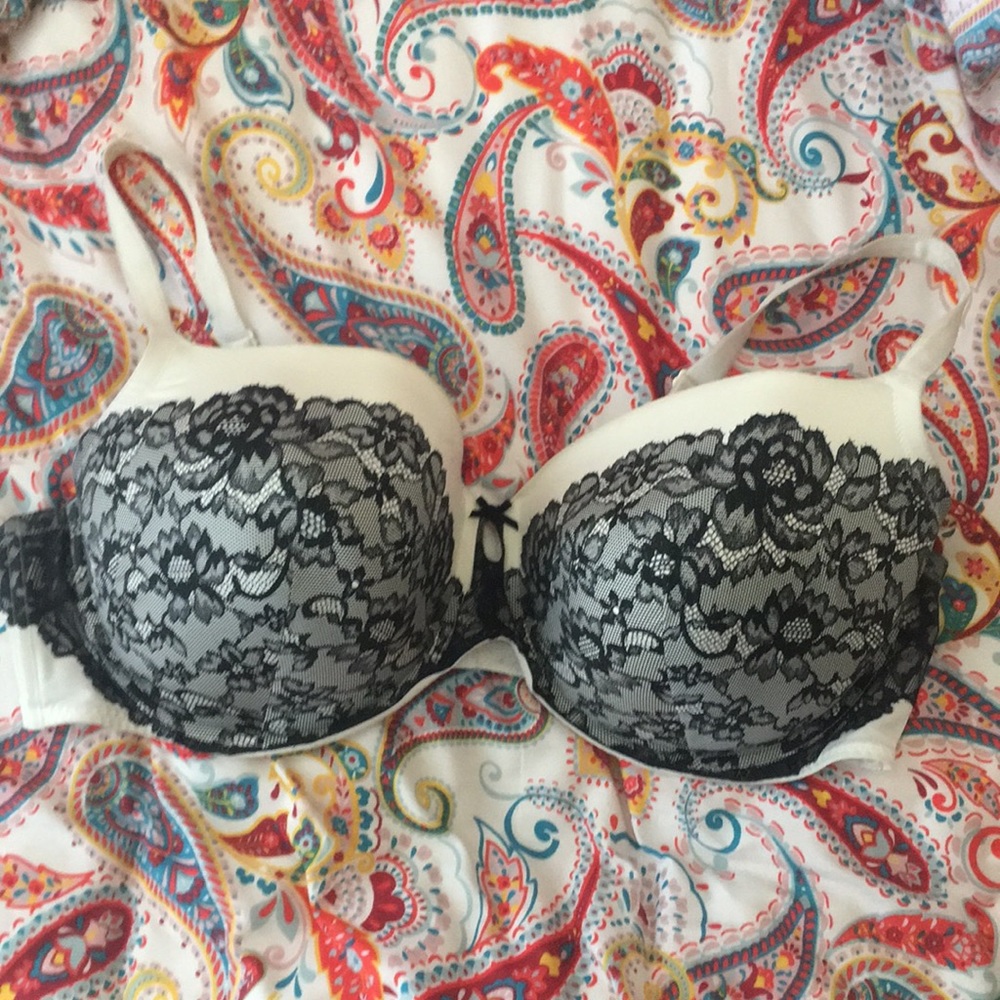 White bra with black lace detail Torrid size 46DDD